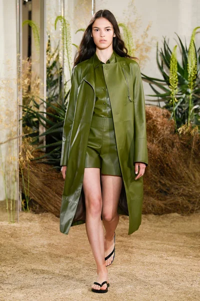 Look 11